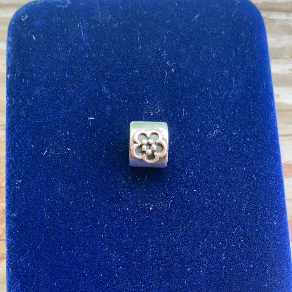 Pandora RETIRED Daisy Charm silver